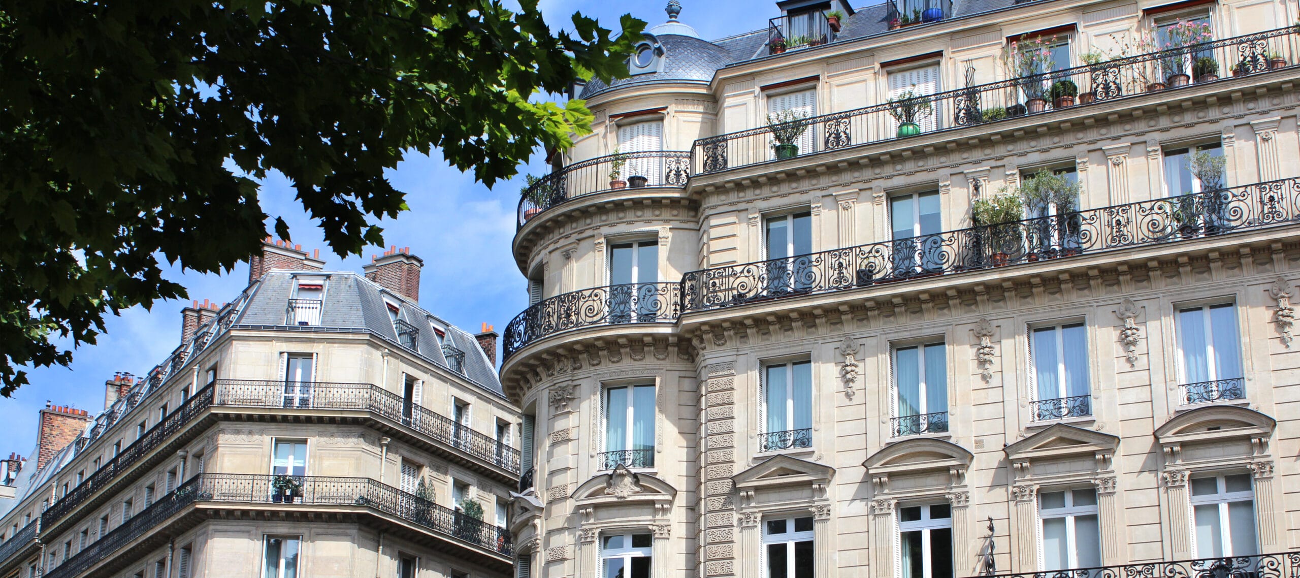 Façade d'immeuble parisien haussmannien, local disponible pour cabinet médical